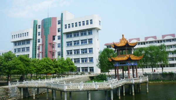 聚合财富 湖南一中专将公厕改成学生宿舍？校方：系澡堂改造而成，已停用并整改