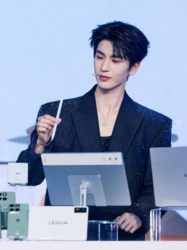 股速查 张凌赫同款联想YOGA Pad Pro14.5 AI平板来袭